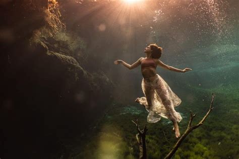 Photographer and model dive to unbelievable depths for。